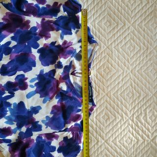 Abito bianco e viola