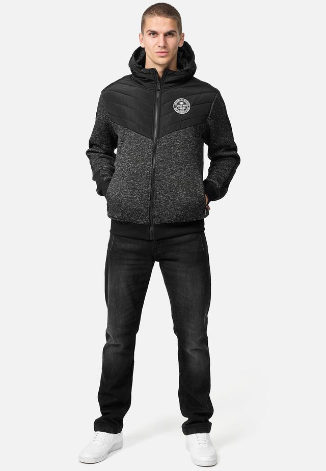 Cazadora Lonsdale London capucha. Hay tallas.