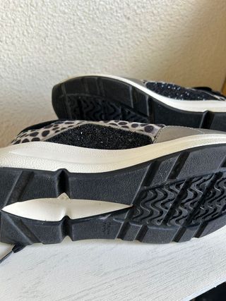 Zapatillas Geox negras y plateadas