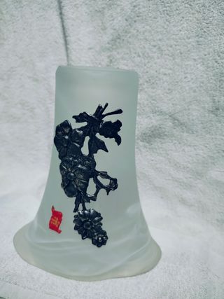 Vaso satinato con decoro peltro