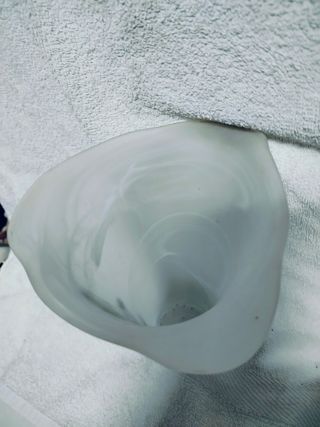 Vaso satinato con decoro peltro