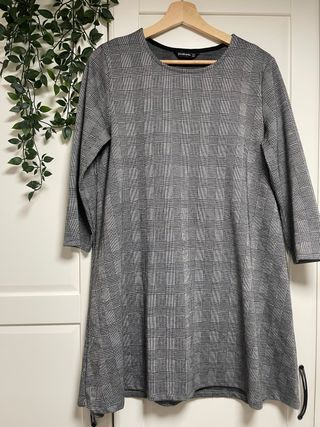 Vestido recto suelto cuadros. Stradivarius L