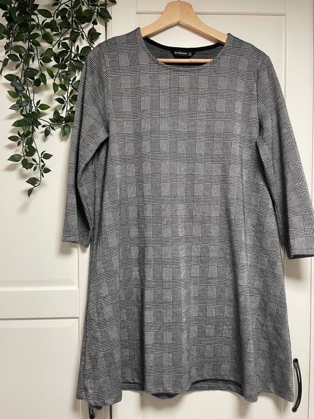 Vestido recto suelto cuadros. Stradivarius L