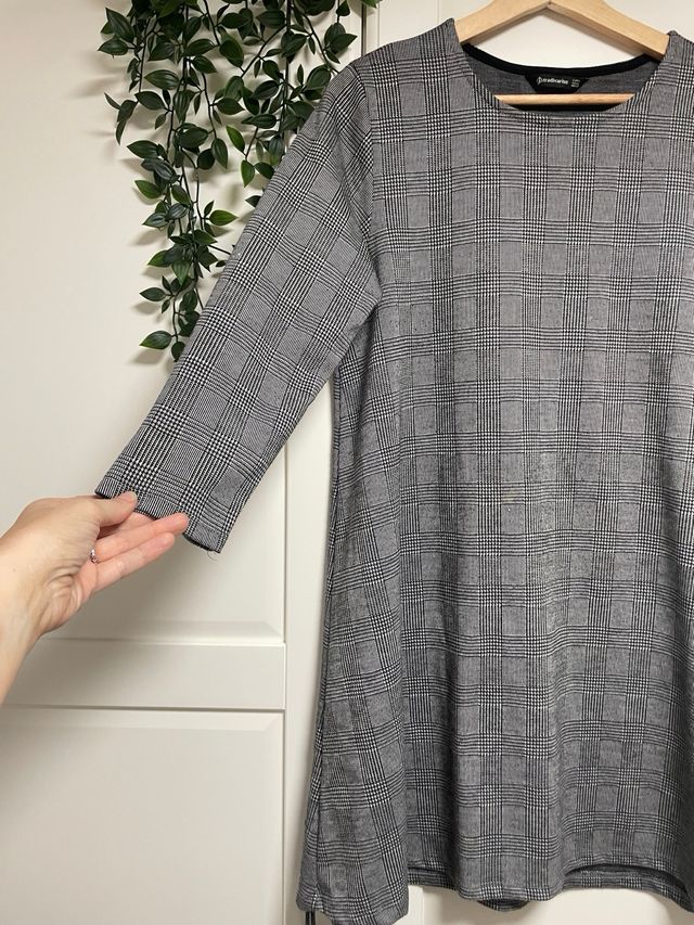 Vestido recto suelto cuadros. Stradivarius L
