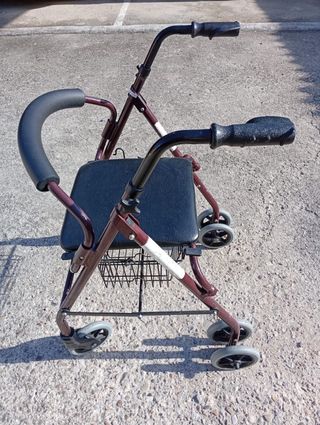 Andador con asiento y cesta