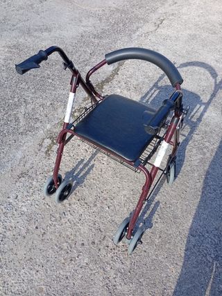 Andador con asiento y cesta