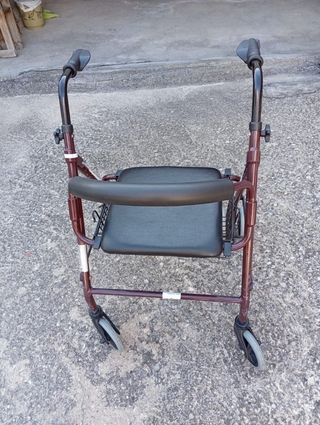 Andador con asiento y cesta