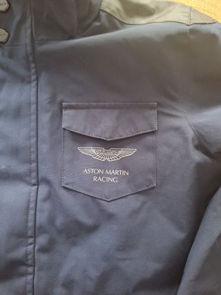 Abrigo Hackett versión limitada de Aston Martin