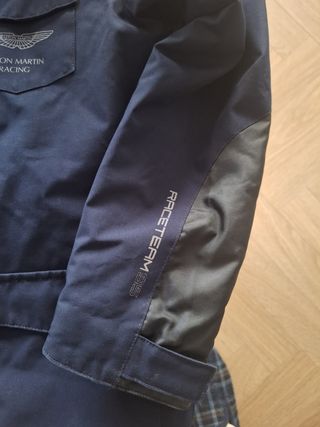 Abrigo Hackett versión limitada de Aston Martin