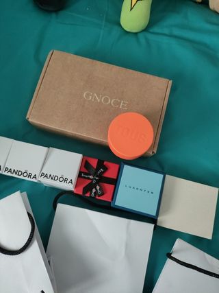 Bolsas y cajas de joyería variada, Tous y Pandora