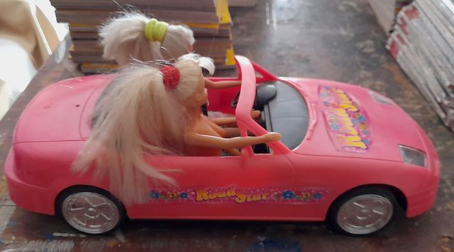 JUGUETE COCHE “ROAD STAR” CON PAREJA DE "BARBIES"