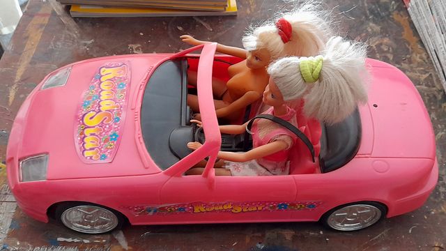 JUGUETE COCHE “ROAD STAR” CON PAREJA DE "BARBIES"