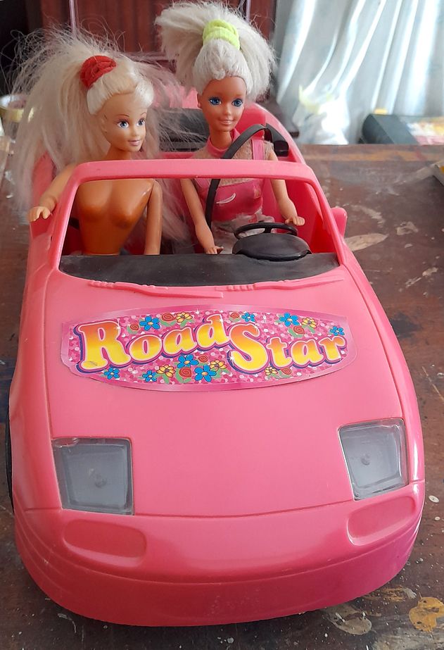 JUGUETE COCHE “ROAD STAR” CON PAREJA DE "BARBIES"