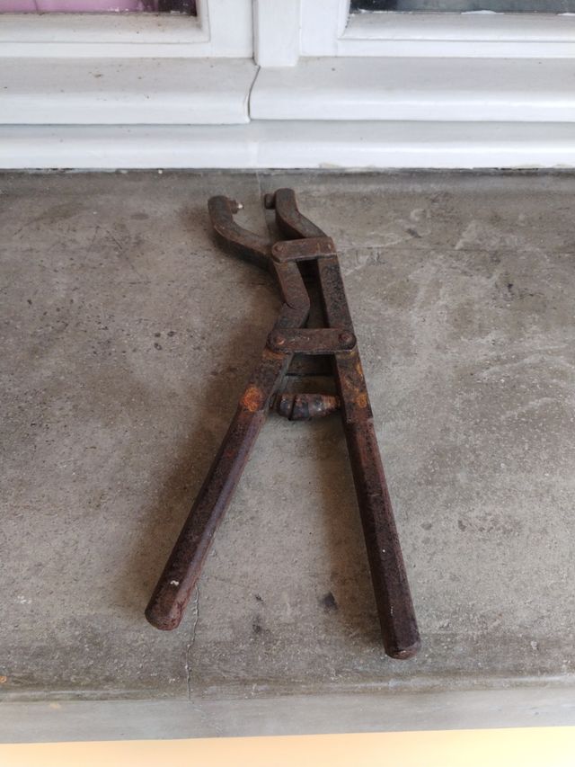 Pinza fori cintura antica