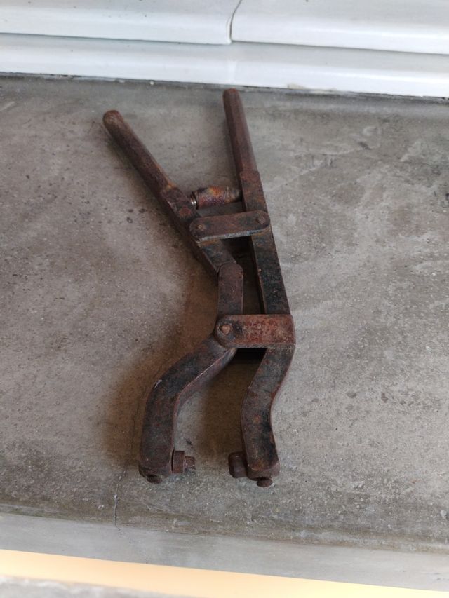 Pinza fori cintura antica