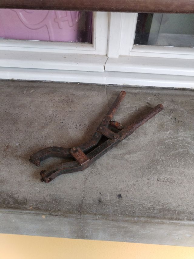 Pinza fori cintura antica