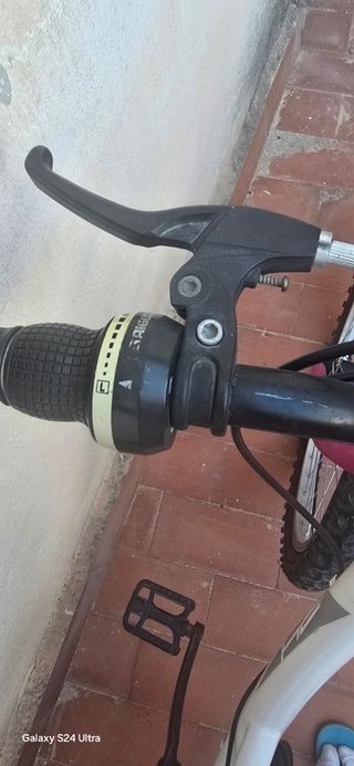 Bicicleta niñ blanca y rosa en perfecta condicion
