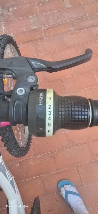 Bicicleta niñ blanca y rosa en perfecta condicion
