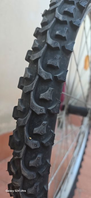 Bicicleta niñ blanca y rosa en perfecta condicion
