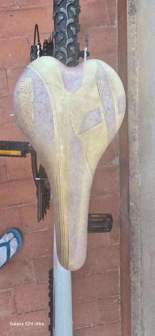 Bicicleta niñ blanca y rosa en perfecta condicion
