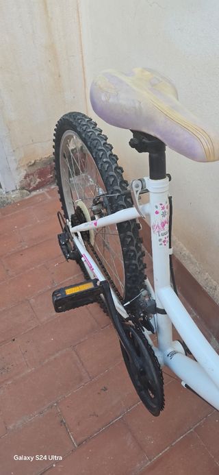Bicicleta niñ blanca y rosa en perfecta condicion

