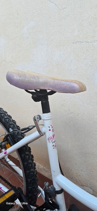 Bicicleta niñ blanca y rosa en perfecta condicion
