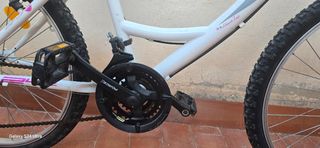 Bicicleta niñ blanca y rosa en perfecta condicion
