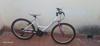 Bicicleta niñ blanca y rosa en perfecta condicion
