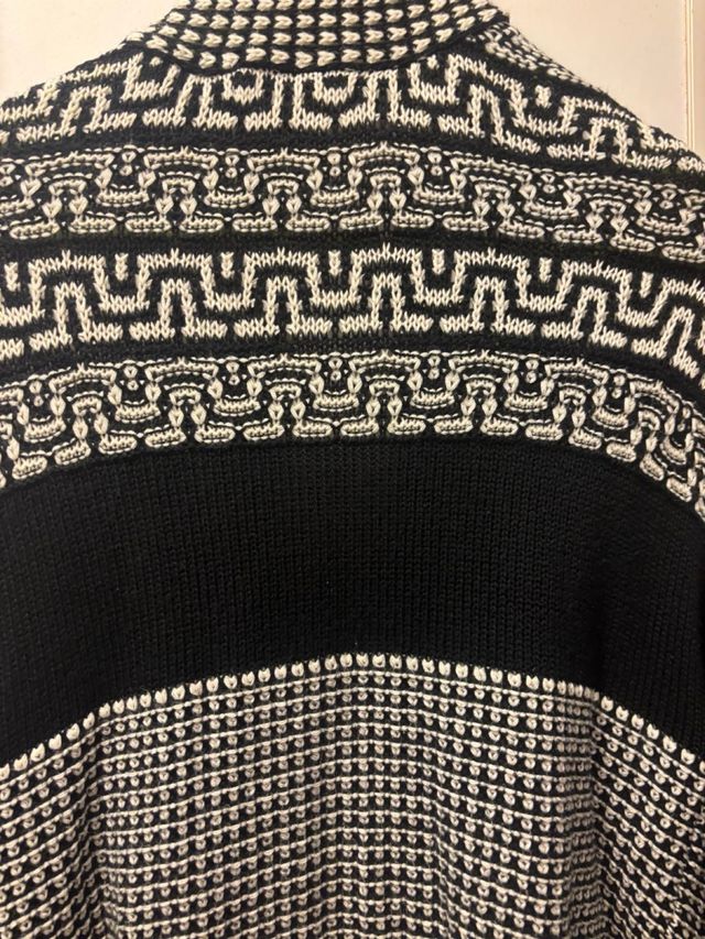 Chaqueta punto negra y blanca