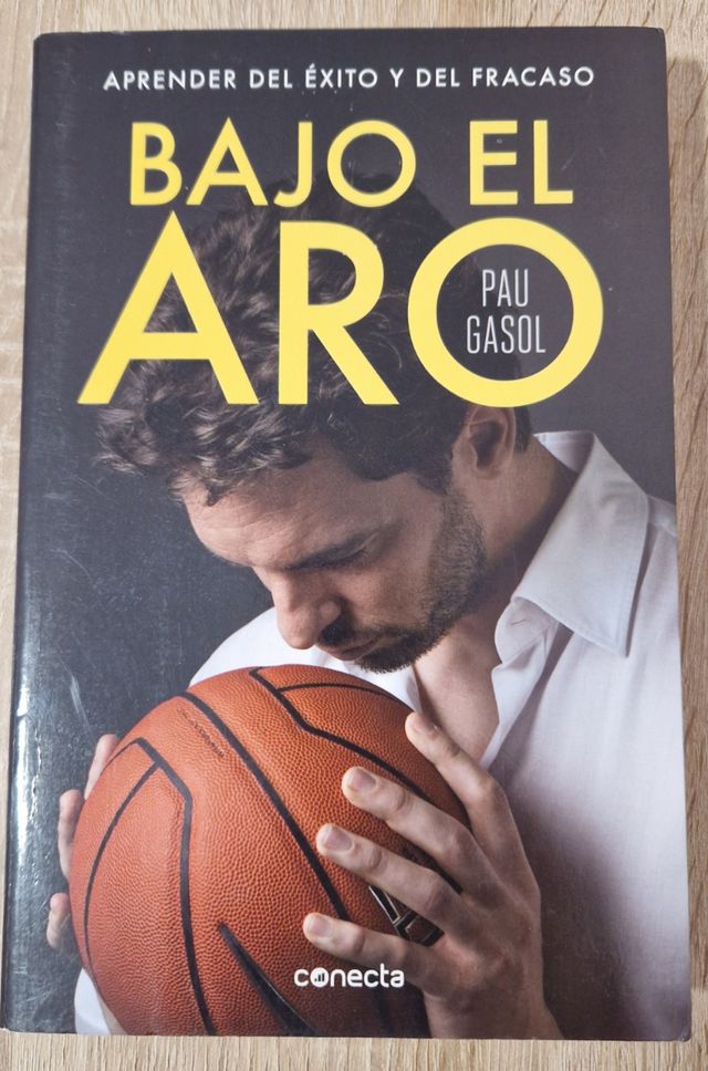 Bajo el aro / Under the Hoop (Spanish Edition)