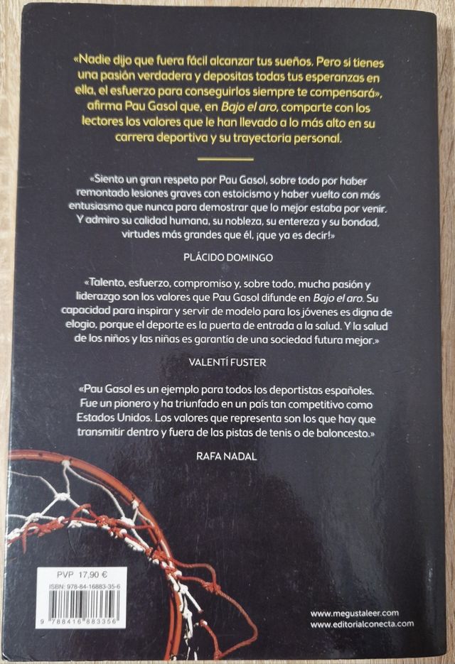 Bajo el aro / Under the Hoop (Spanish Edition)