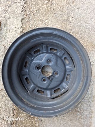 Llanta de 13 pulgadas recién pintada