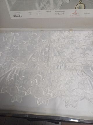 Sábanas de raso nuevas, en su caja original.