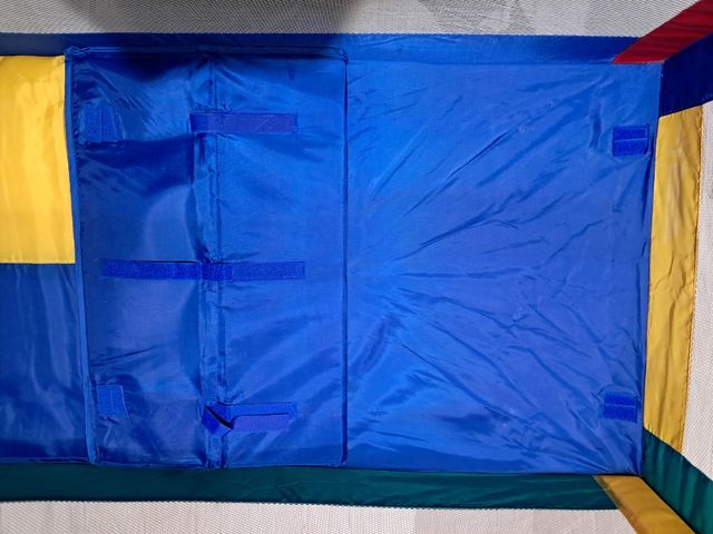 Cuna plegable con ruedas.