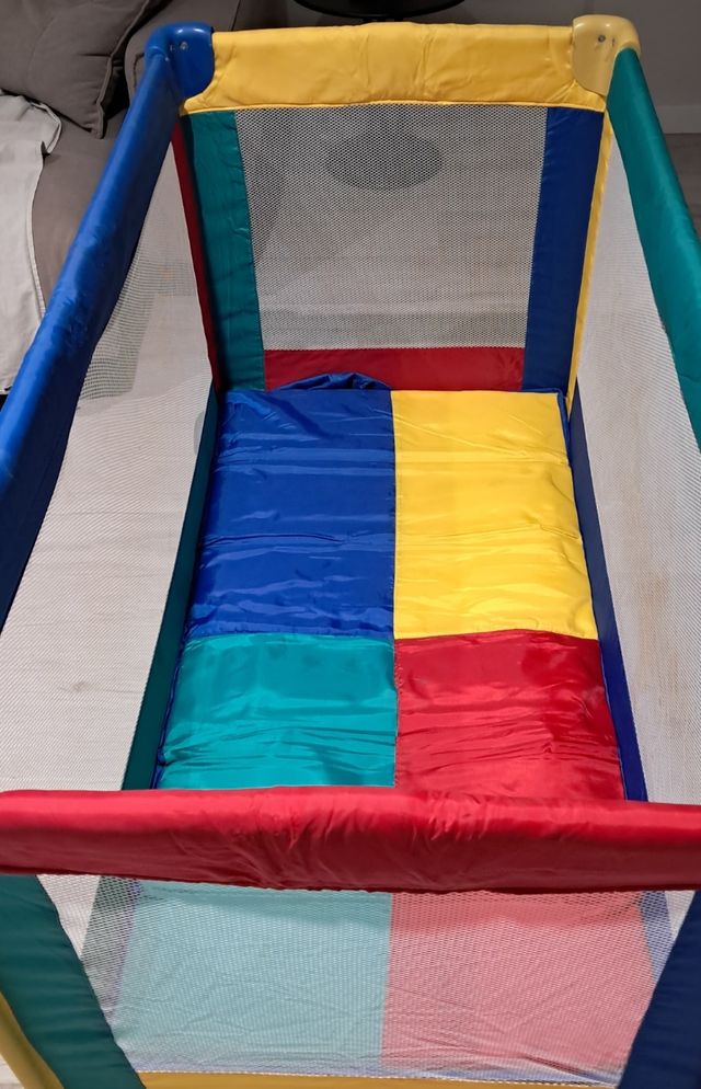 Cuna plegable con ruedas.