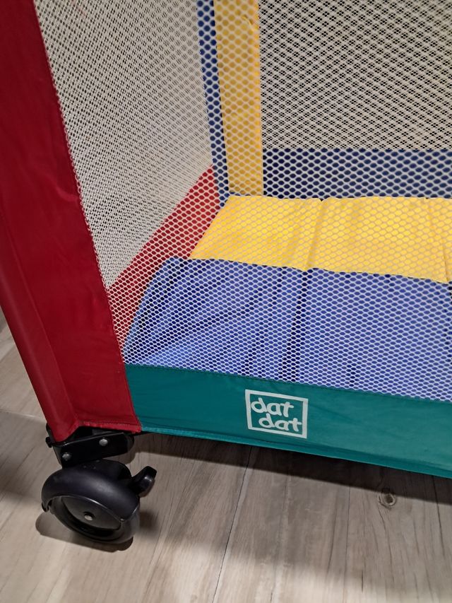 Cuna plegable con ruedas.