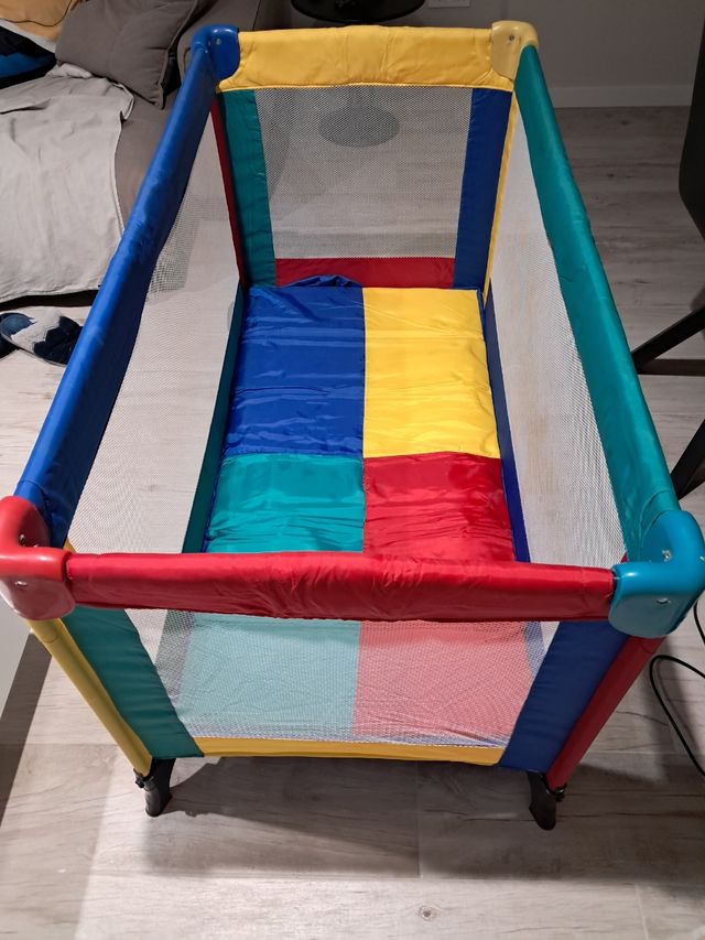 Cuna plegable con ruedas.