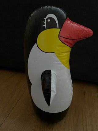 Pingüino hinchable negro