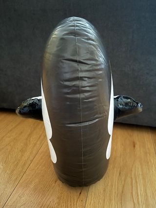 Pingüino hinchable negro