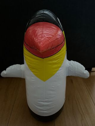 Pingüino hinchable negro
