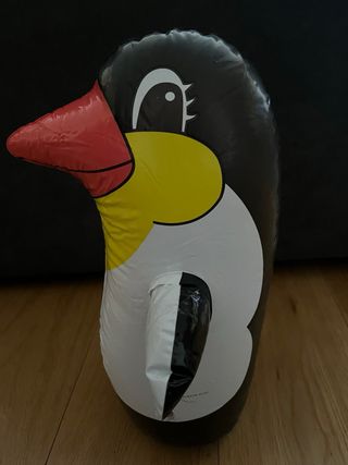 Pingüino hinchable negro