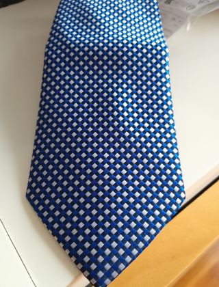 Corbata azul sin estrenar.