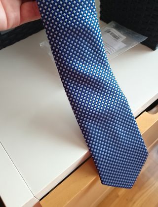 Corbata azul sin estrenar.