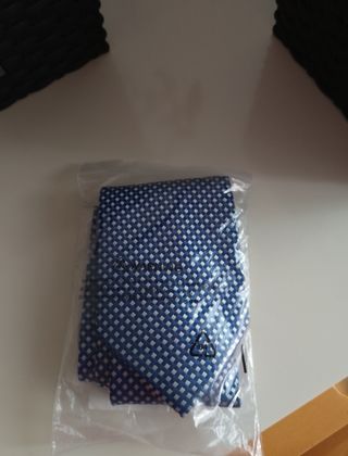 Corbata azul sin estrenar.