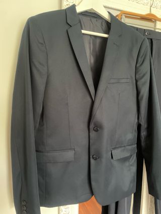 Traje azul marino , en las fotos parece gris.

