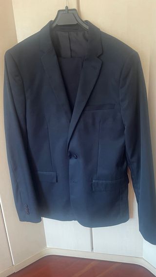 Traje azul marino , en las fotos parece gris.
