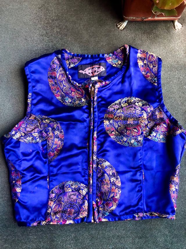 top crop o chaleco satinado oriental