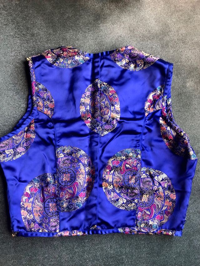 top crop o chaleco satinado oriental