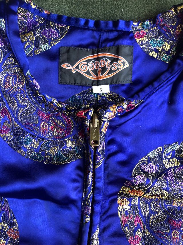 top crop o chaleco satinado oriental