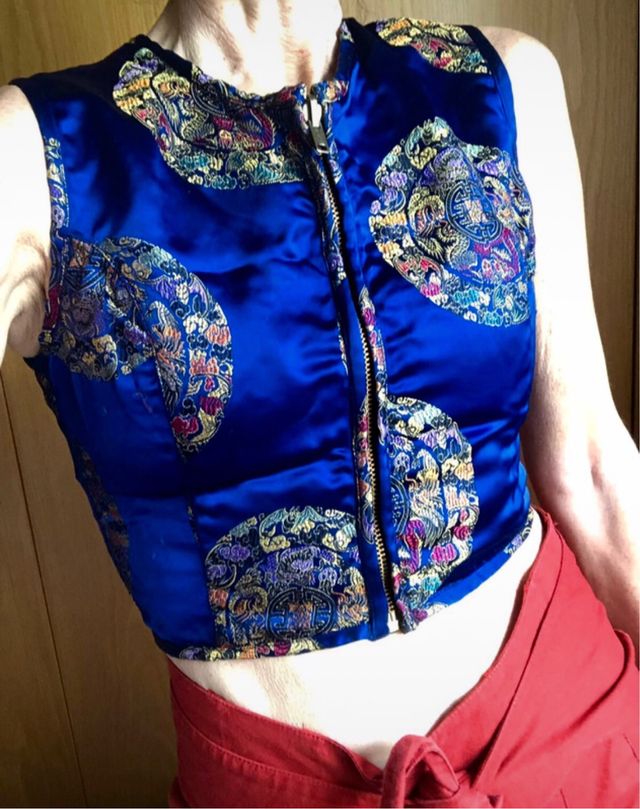 top crop o chaleco satinado oriental